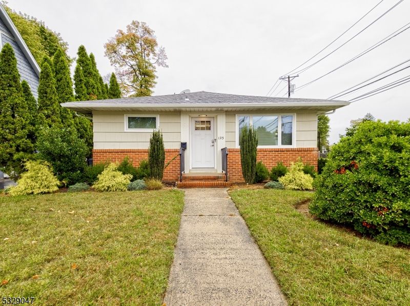 Exterior, Facade, Brick Facade, Ranch