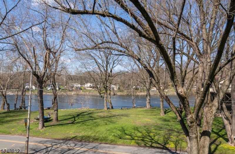 Exterior, Lake