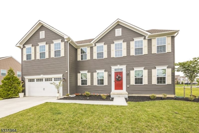 Attached, Exterior, Facade, Brick Traditional