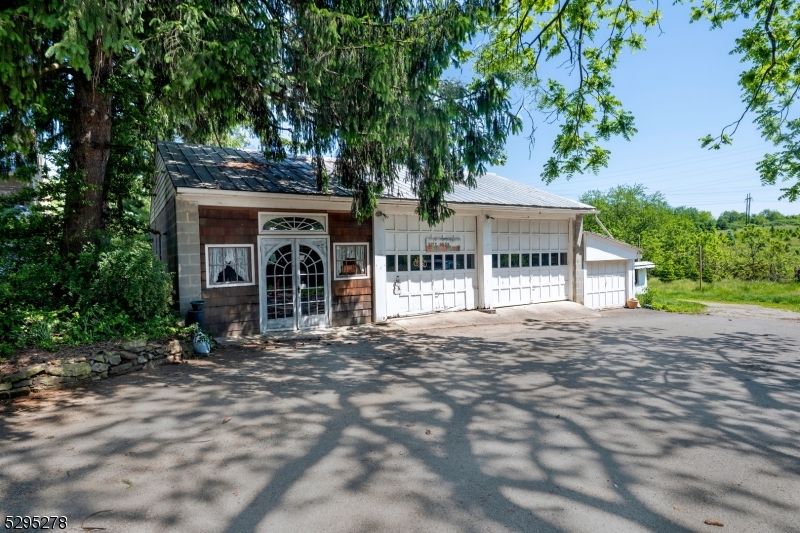 Detached Garage, Exterior