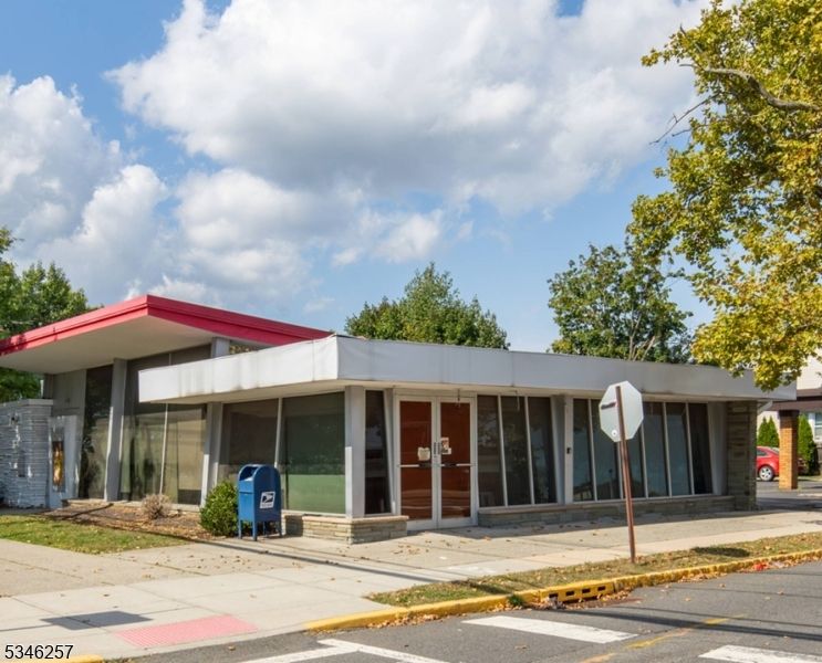 Exterior, Facade, Modern