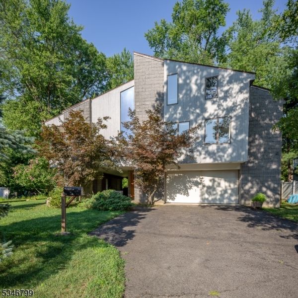 Attached, Exterior, Facade, Modern