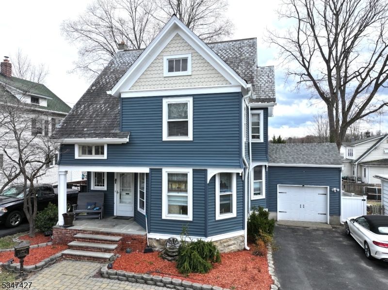 Attached, Exterior, Facade, Queen Anne Victorian