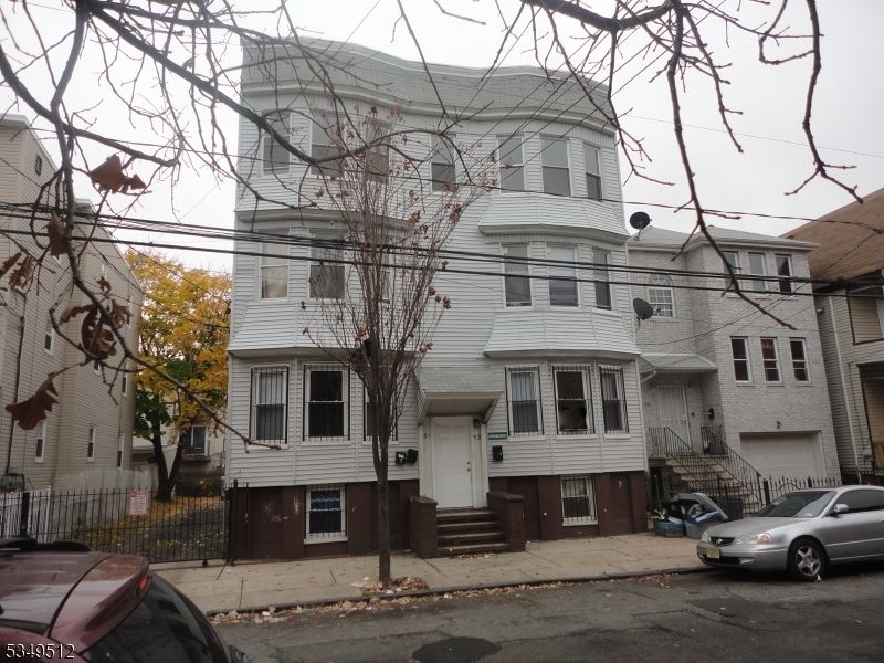 Exterior, Facade, Rowhouse