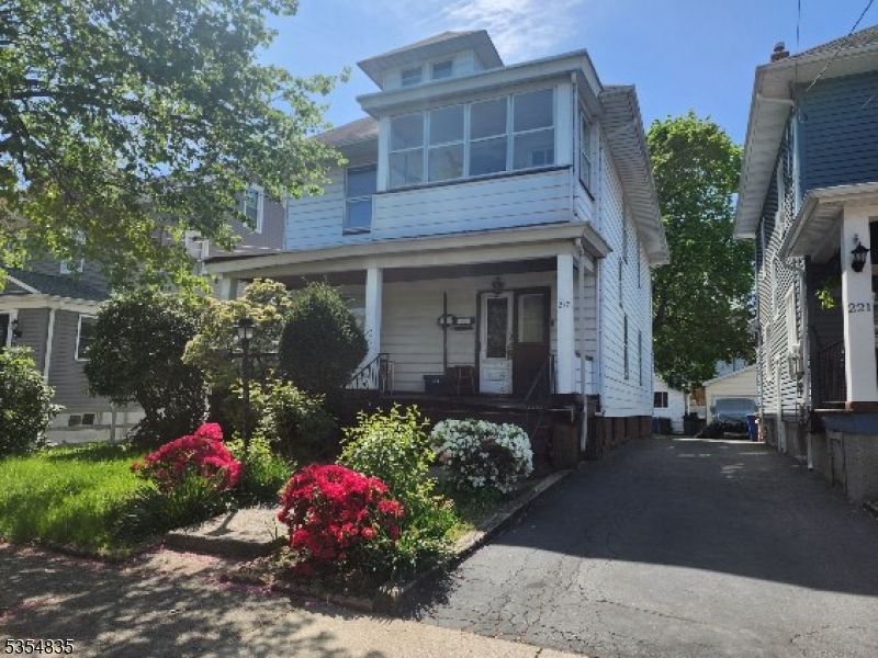 Exterior, Facade, American Foursquare