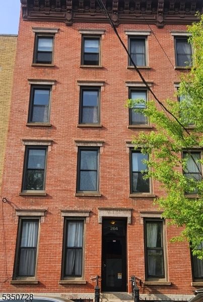 Exterior, Facade, Brick Facade, Rowhouse