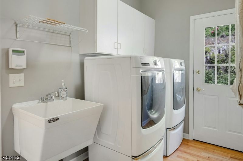 Interior, Washer, Wood Texture Flooring