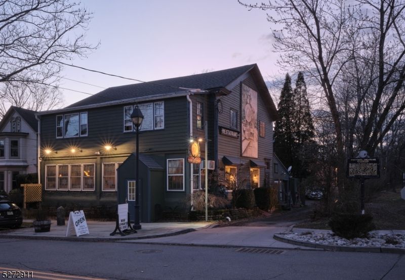 Exterior, Facade, Raised Ranch