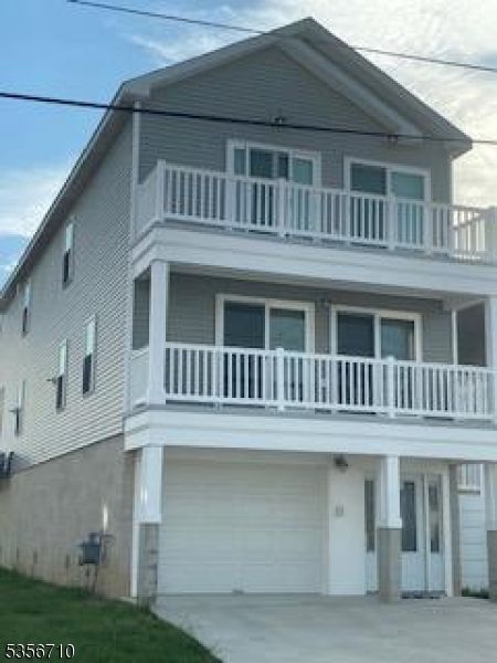 Attached, Exterior, Facade, American Craftsman