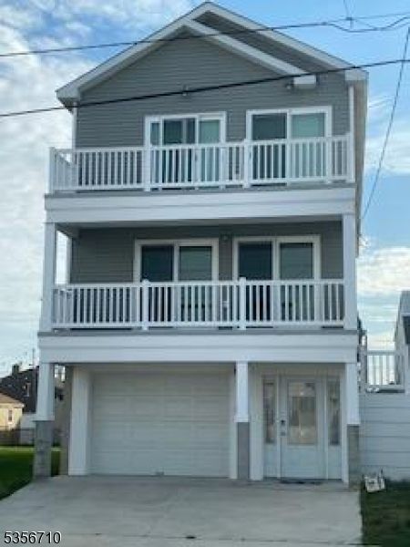 Attached, Exterior, Facade, Queen Anne Victorian