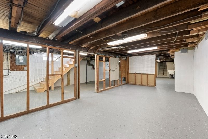 Empty room, Interior, Wooden Beams