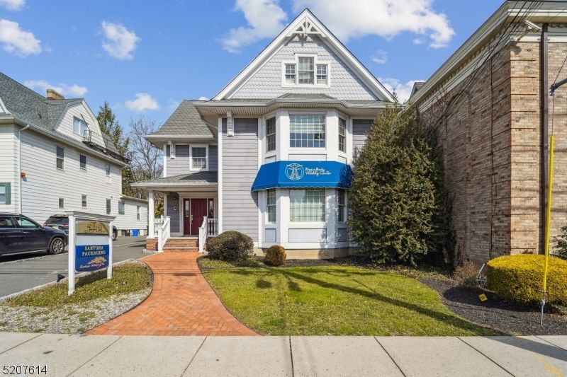 Exterior, Facade, Queen Anne Victorian