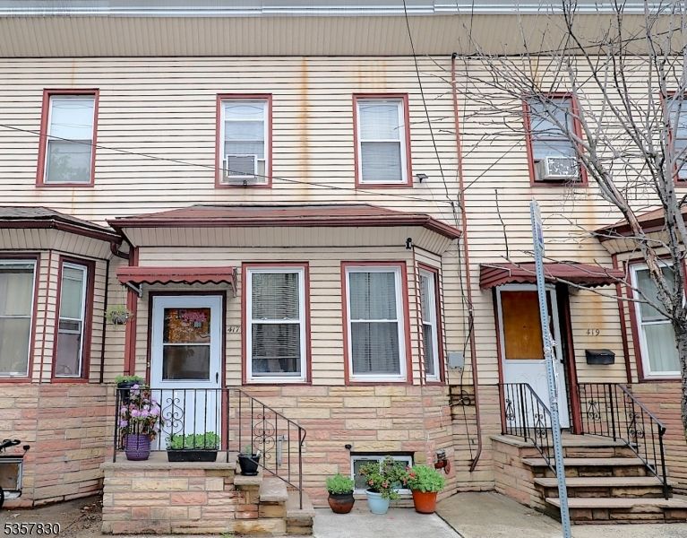 Exterior, Facade, Rowhouse