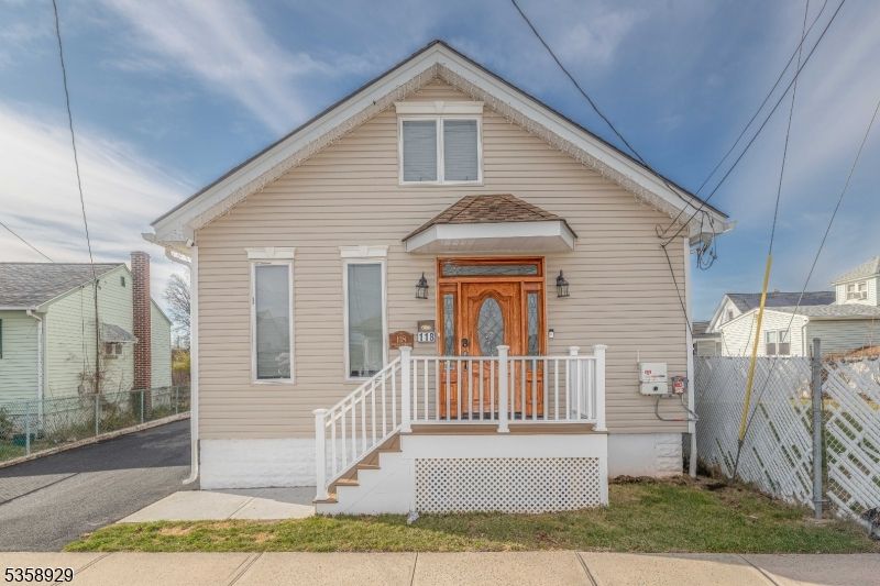 Exterior, Facade, Queen Anne Victorian