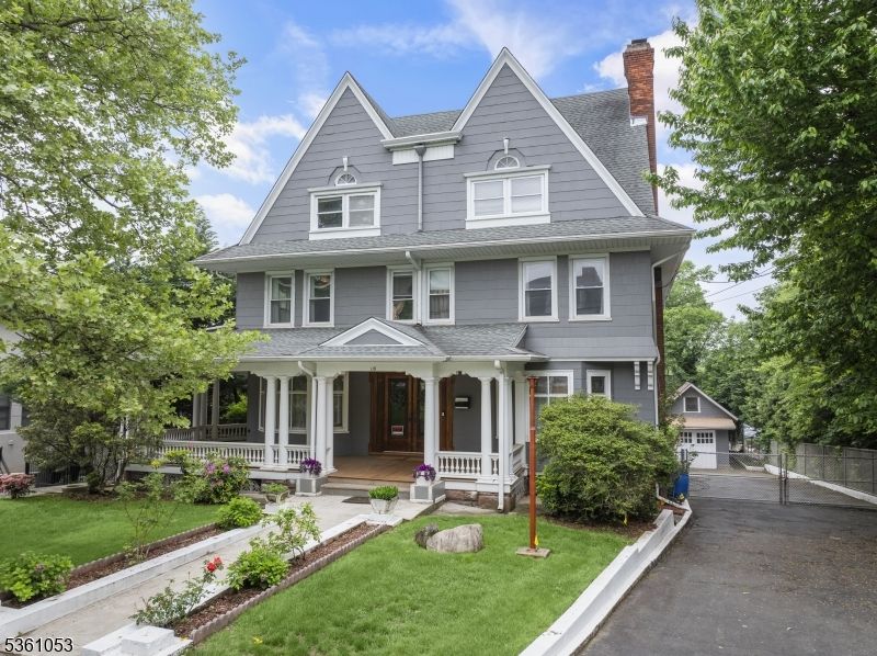 Exterior, Facade, Queen Anne Victorian