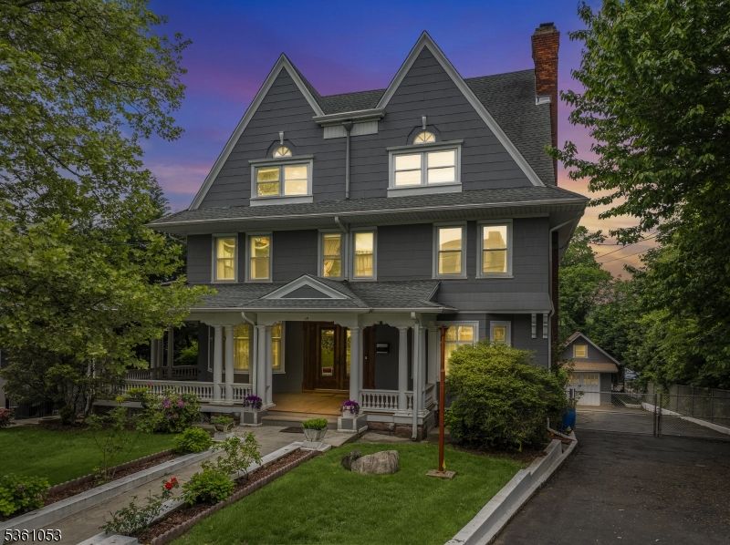 Exterior, Facade, Queen Anne Victorian