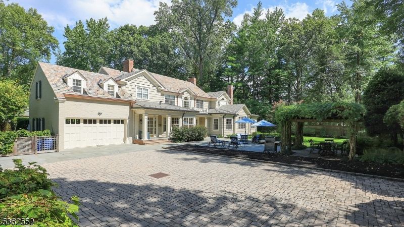 Attached, Exterior, Facade, Cape Cod