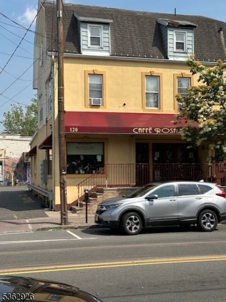 Exterior, Facade, Rowhouse