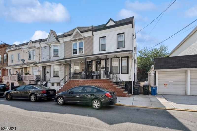Exterior, Facade, Brick Facade, Queen Anne Victorian