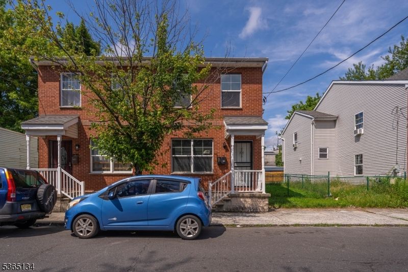 Exterior, Facade, Brick Facade, Rowhouse