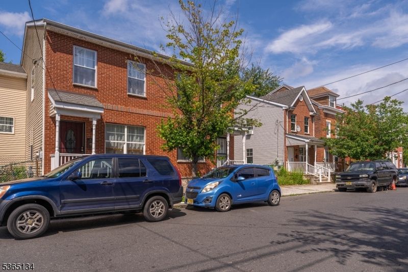 Exterior, Facade, Brick Facade, Rowhouse