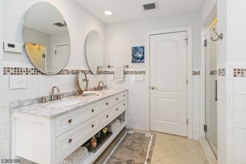 Bathroom, Dual Sink Vanities, Interior, Recessed Lighting