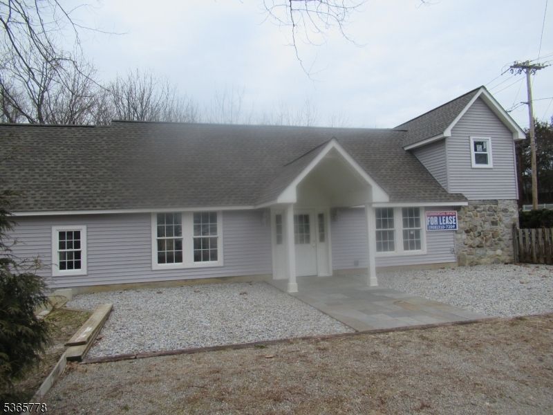 Exterior, Facade, Ranch