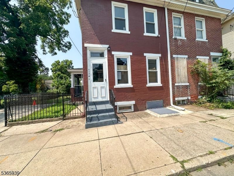 Exterior, Facade, Brick Facade, Rowhouse
