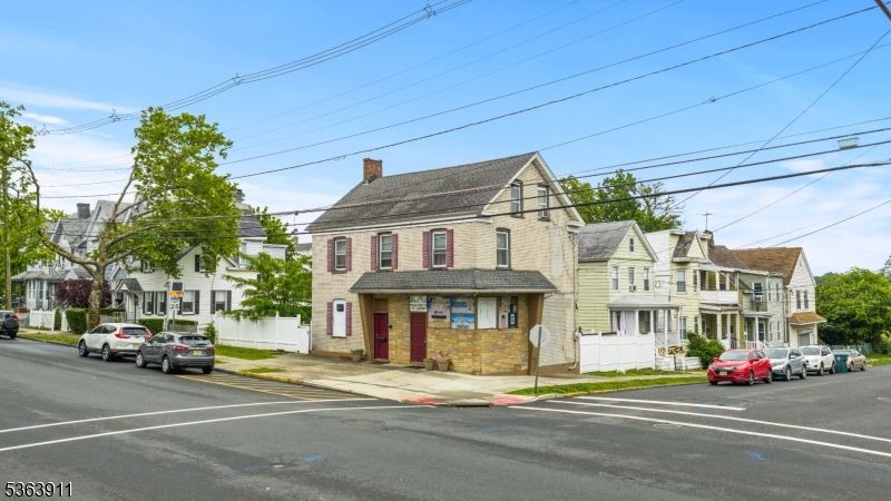 Attached, Exterior, Facade, Queen Anne Victorian