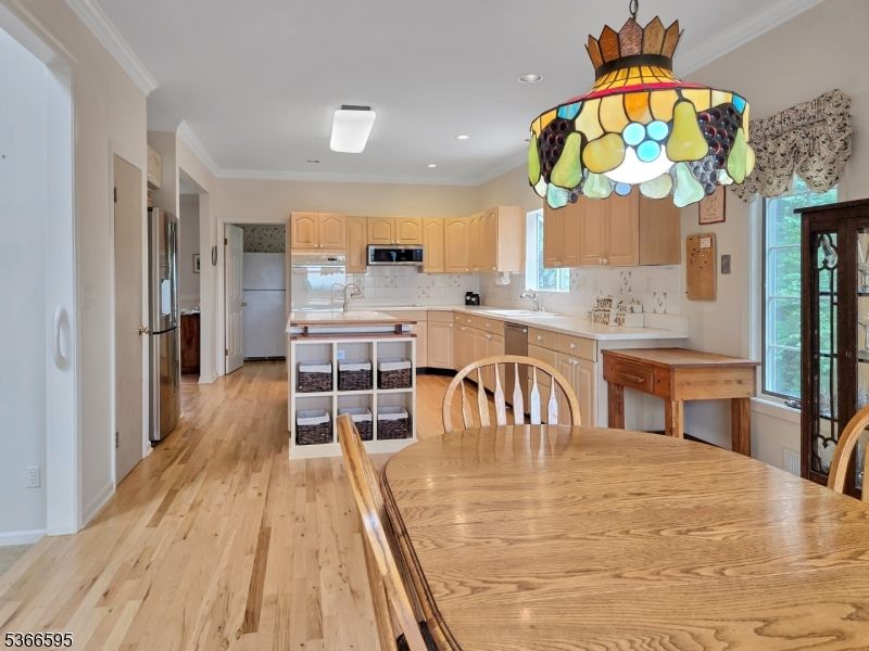 Dining room, Interior, Kitchen, Recessed Lighting, Wood Texture Flooring