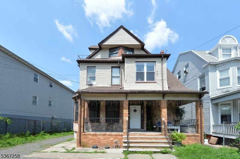 Exterior, Facade, Queen Anne Victorian