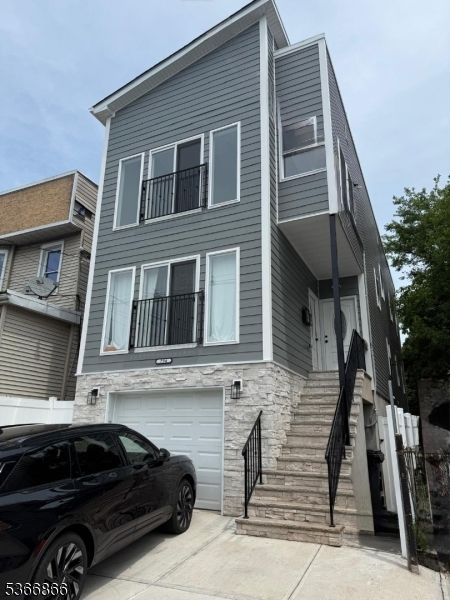 Attached, Exterior, Facade, Rowhouse