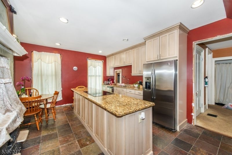 Dining room, Interior, Kitchen, Recessed Lighting, Stainless Steel Appliances