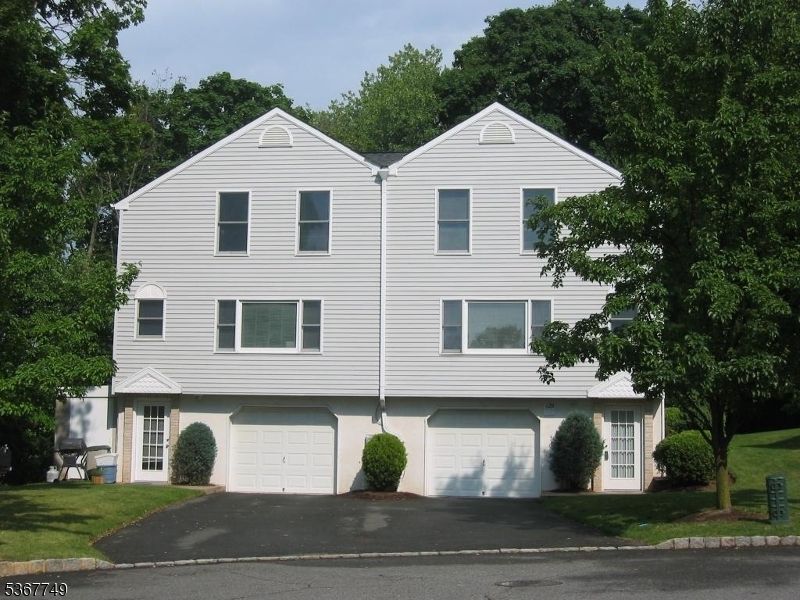 Attached, Exterior, Facade, Rowhouse