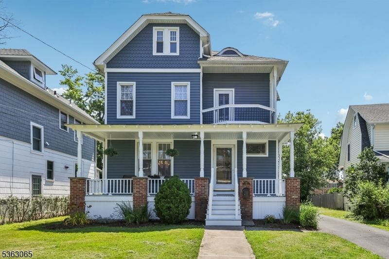 Exterior, Facade, Queen Anne Victorian