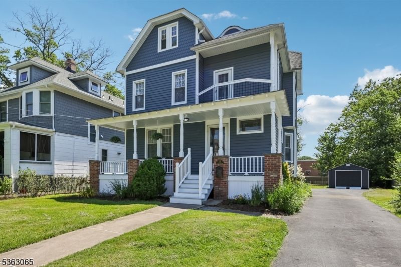 Exterior, Facade, Queen Anne Victorian