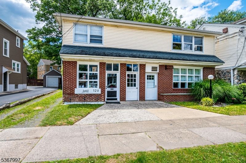 Exterior, Facade, Brick Facade, Georgian