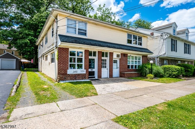 Exterior, Facade, Brick Facade, Split Level