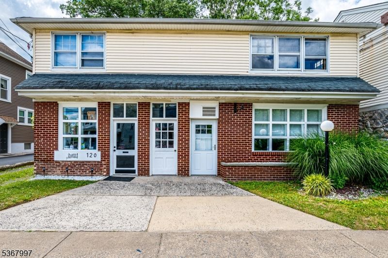 Exterior, Facade, Brick Facade, Split Level