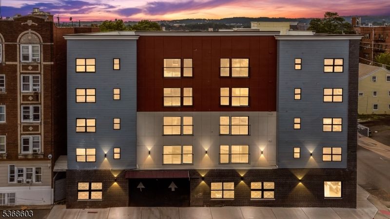 Exterior, Facade, Rowhouse