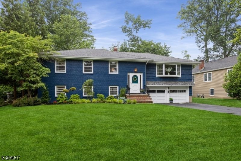 Attached, Exterior, Facade, Raised Ranch