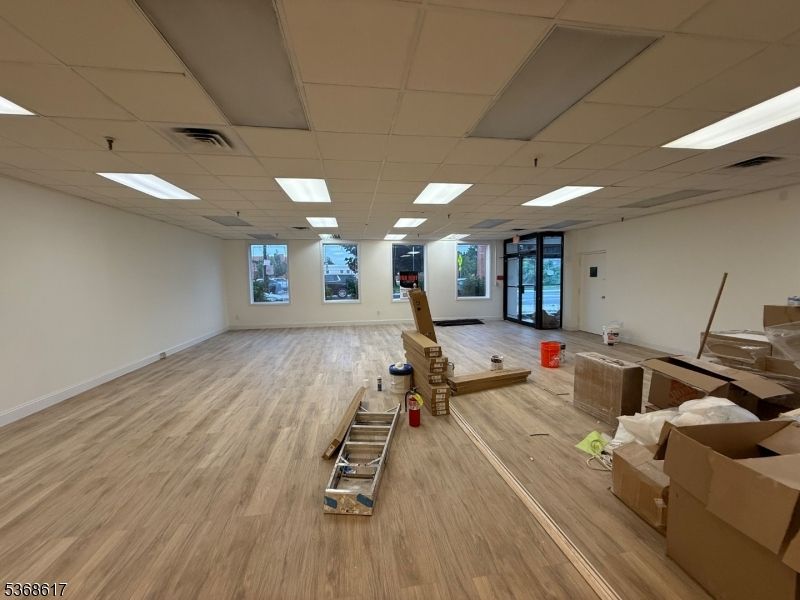 Fitness Equipment, Interior, Recessed Lighting, Wood Texture Flooring