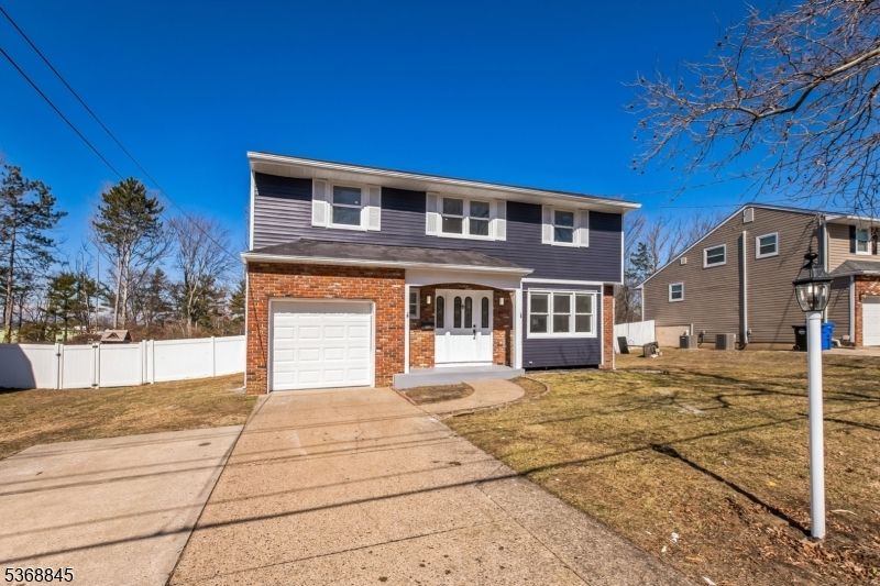 Attached, Exterior, Facade, Brick Facade, Raised Ranch