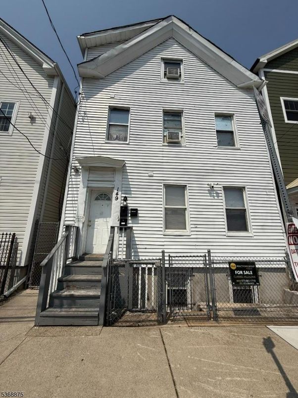 Exterior, Facade, Rowhouse