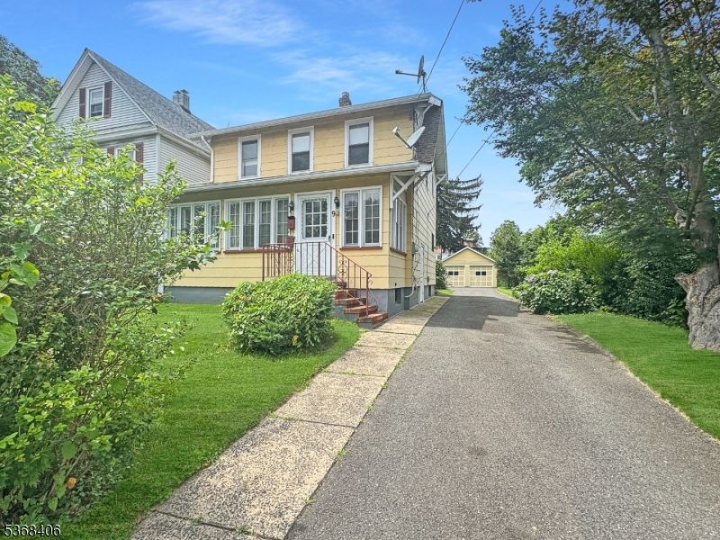 Exterior, Facade, American Foursquare