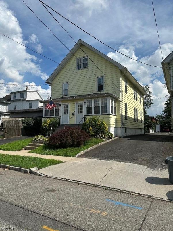 Exterior, Facade, Queen Anne Victorian