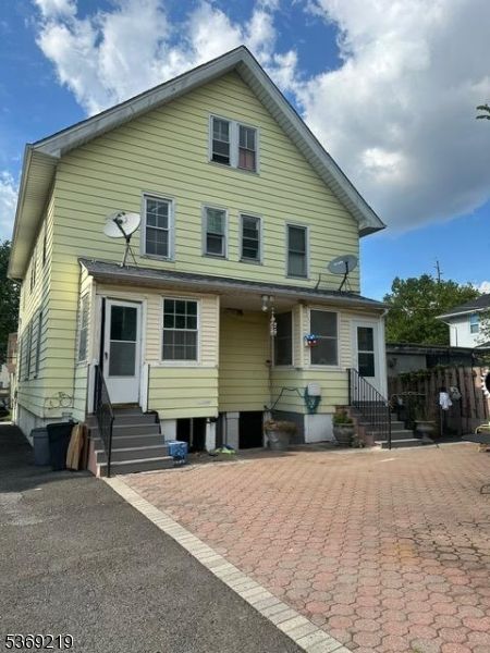 Exterior, Facade, Queen Anne Victorian