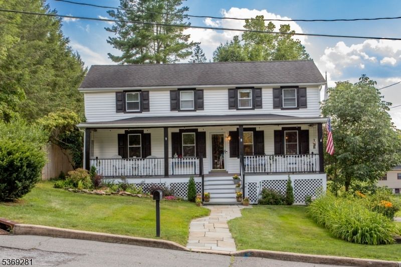 Exterior, Facade, American Foursquare
