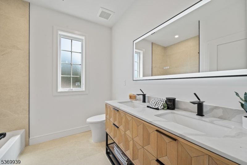 Bathroom, Dual Sink Vanities, Interior, Recessed Lighting