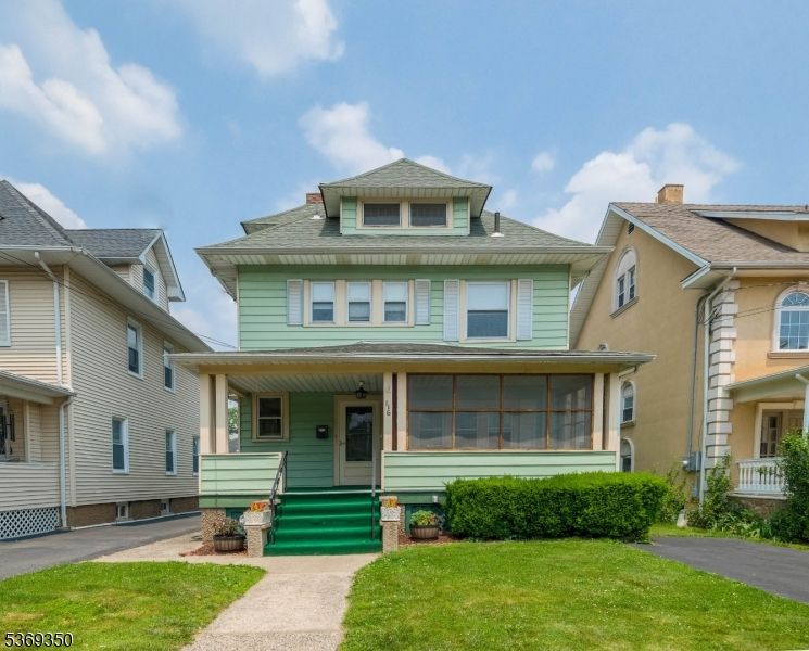 Exterior, Facade, American Foursquare